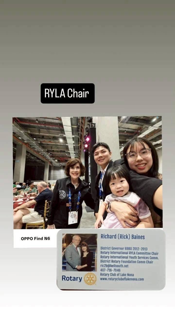 Jiu-ji於2026台北世界年會社長當選人午餐會與 Rebecca Smith-Baines 合影，並於同場與她的丈夫 Rick Baines 交流；所附名片屬於 Rick 先生。